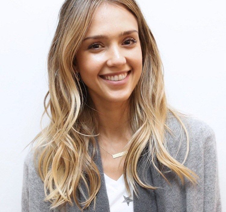 El peinado de las estrellas: el cabello ondulado sombreado de Jessica Alba corte de pelo-rubio-estrellas-largo-Jessica-Alba