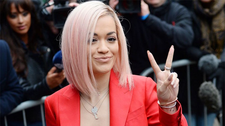 cuadrado-sumergido-corte-estricto-cabello-rosa-pastel-rita-ora