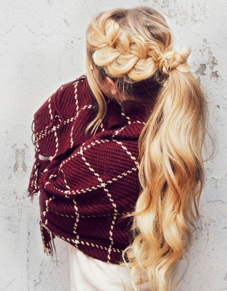 estilo de trenza de caballo con volumen exagerado