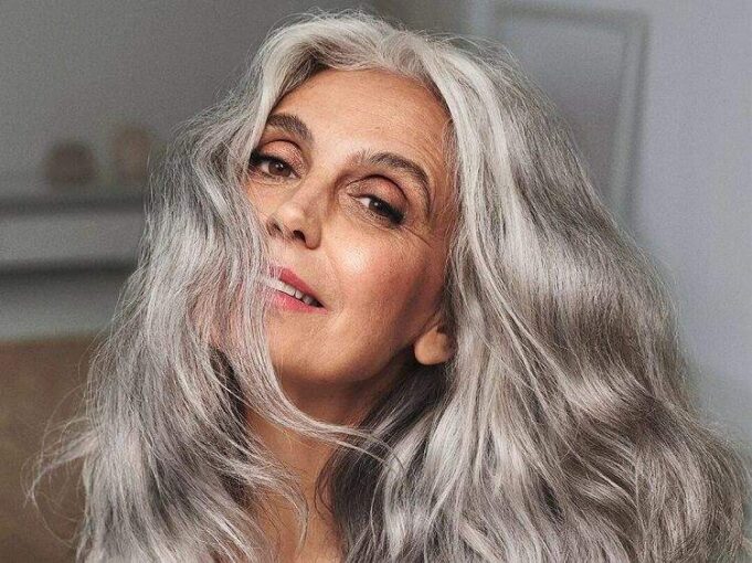 Entretenir ses cheveux gris naturellement