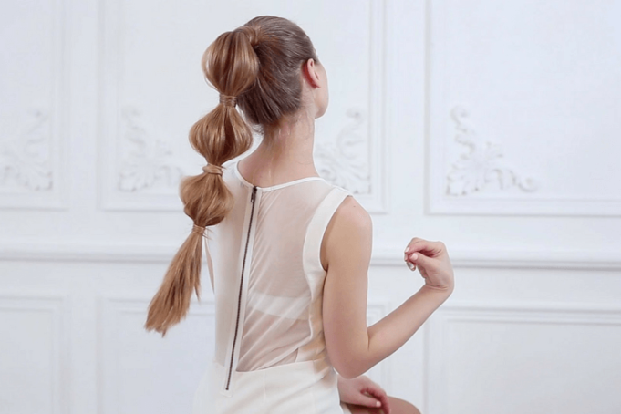 La melena de caballo burbuja en 5 propuestas chic para las celebraciones La cola de caballo burbuja en 5 ideas chic para