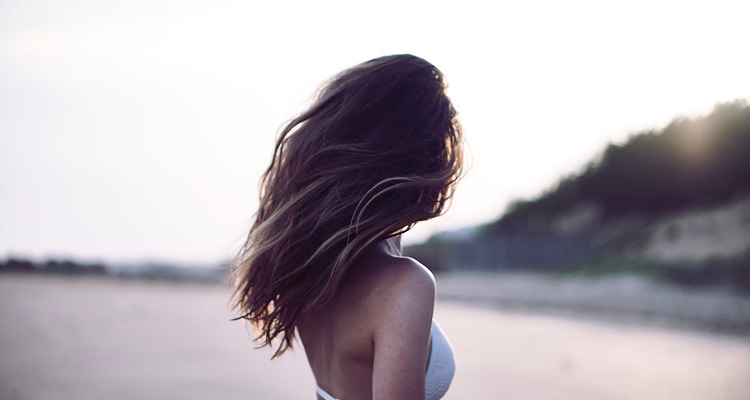 Receta casera para cabello con apariencia de playa 1 - 【MioEstilo】 Preparación casera de espray para el cabello con efecto de playa y su uso para lograr ondas de playa.