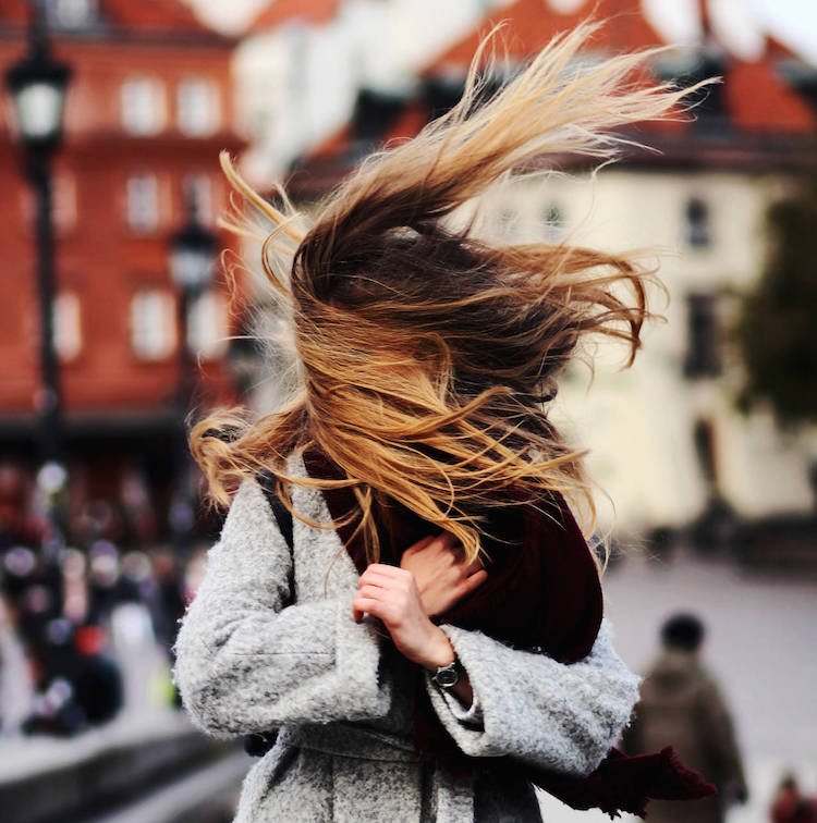 cómo corregir el cabello deteriorado cambiando los vientos del clima