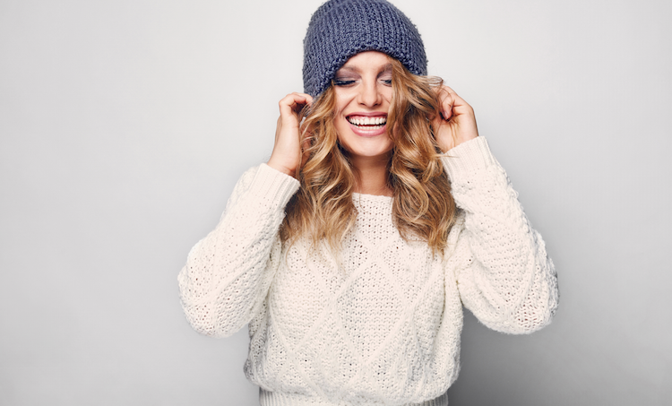 protege tu cabello del frío viento con un gorro