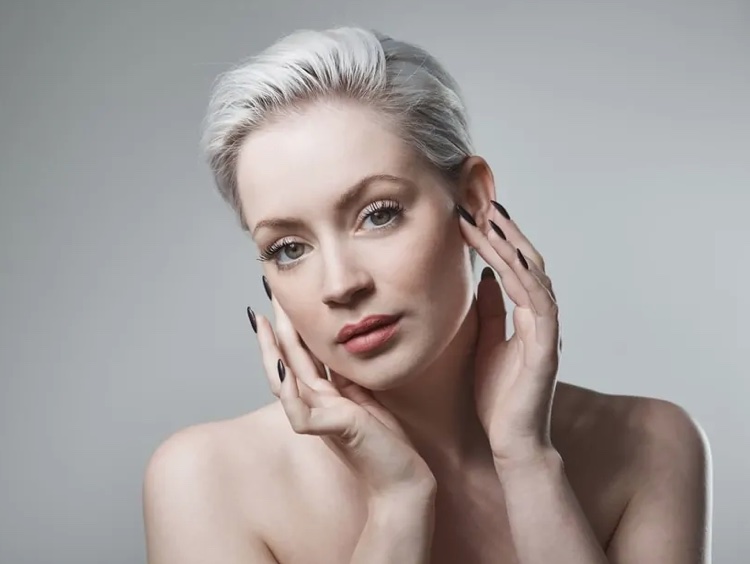 10 sugerencias de nuevos estilos de peinados para mujeres maduras 8 - 【MioEstilo】 Corte pixie con cabello blanco peinado hacia atrás