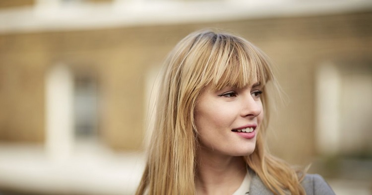 ideas de cabello rubio con reflejos caramelo - tendencias de moda