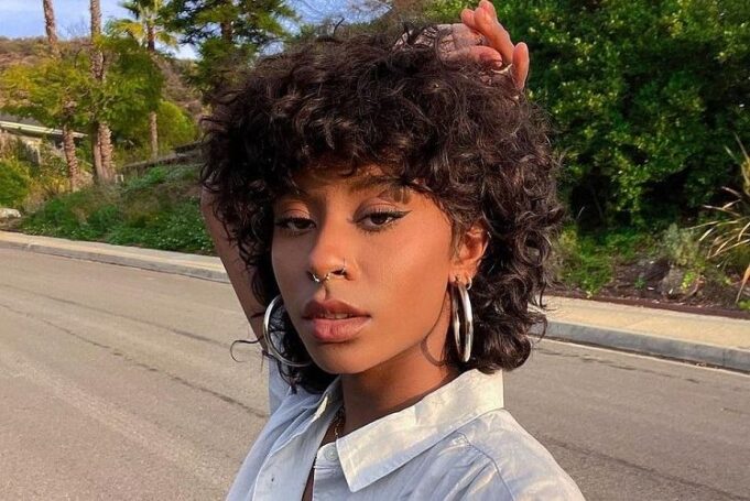 Mullet cheveux boucles tendance 2022