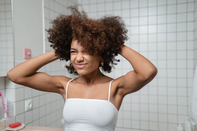 Ne pas laver ses cheveux pendant une semaine