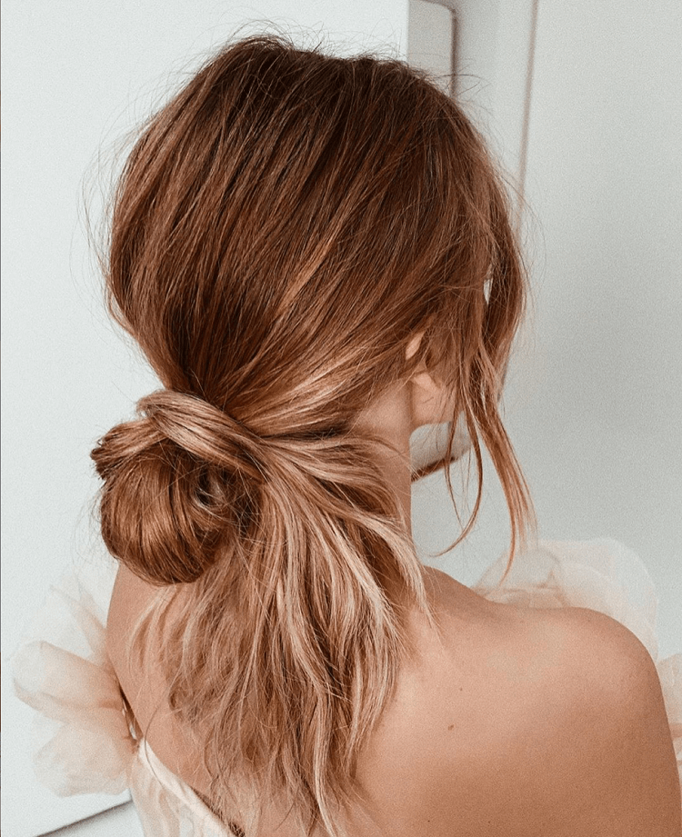 Moño de lazo anudado: Propuesta de peinado sencillo para lucir durante el verano 9 - 【MioEstilo】 peinado moño mujer atado con nudo de cordón bajo tendencia peinados mujer 2021