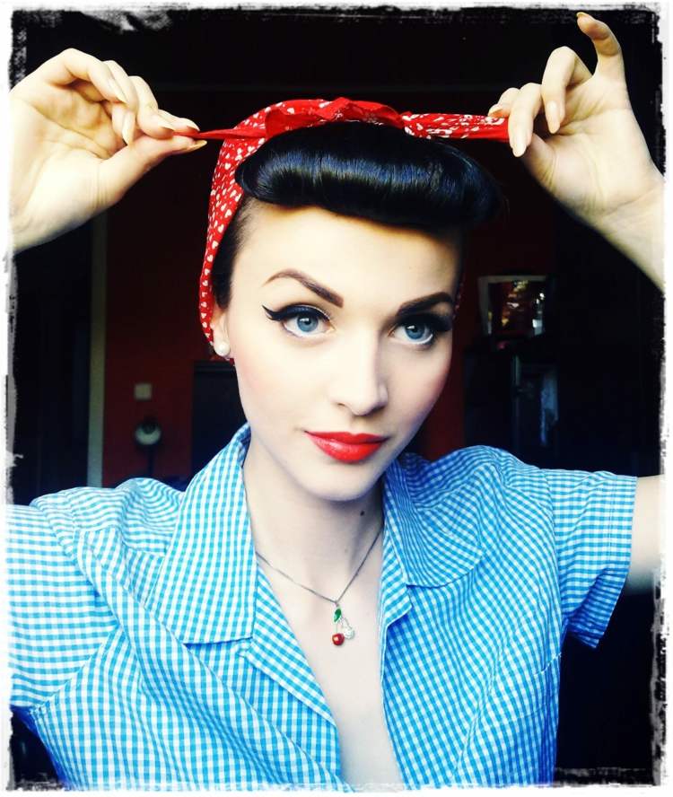 peinado-banda-cabello-retro-rojo-blanco-puntos pañuelo para el cabello
