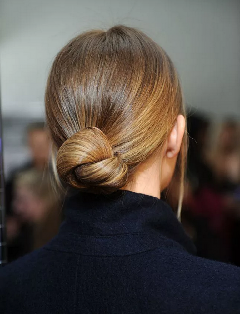 idea de peinado de moño de nudo bajo para cabello fino
