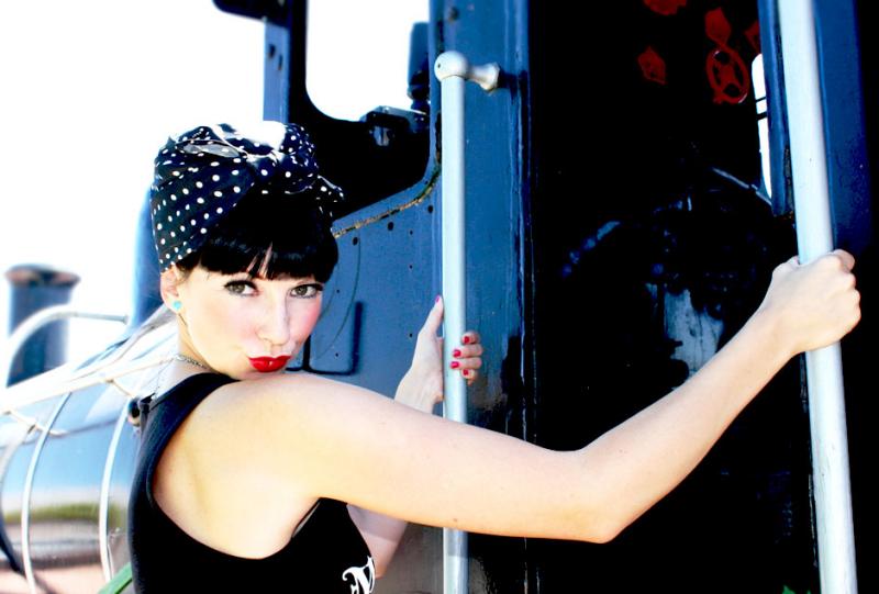 peinado rockabilly con flequillo y pañuelo negro con lunares blancos peinado-rockabilly-pañuelo-lunares
