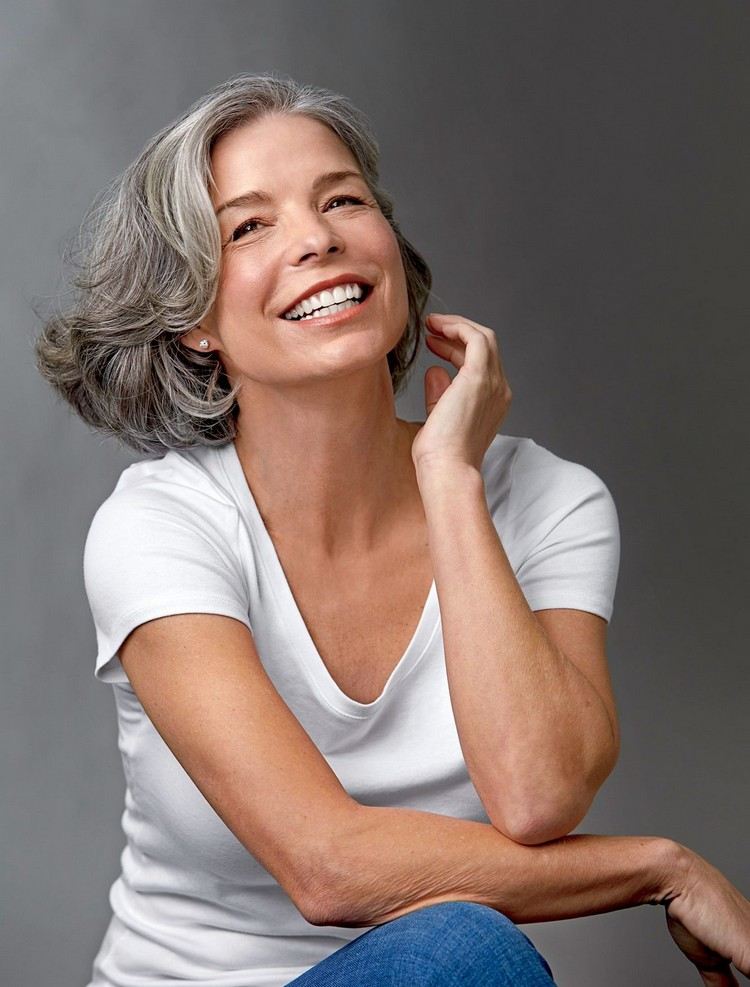 estilos de cabello gris para mujeres mayores de 60 años