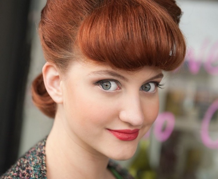 peinado pin up - flequillo rizado - cabello rojo