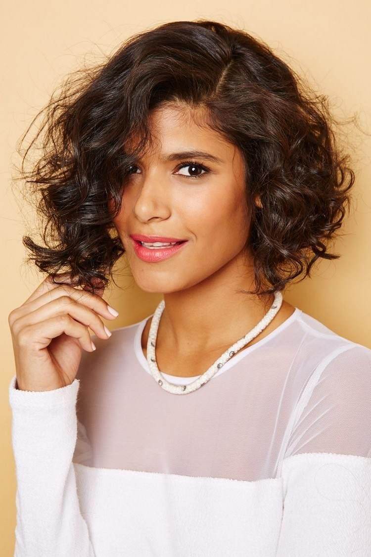 Corte de Pelo Rizado en Capas - ¡El estilo para elegir! 1 - 【MioEstilo】 corte rectangular rizado moderno y sofisticado