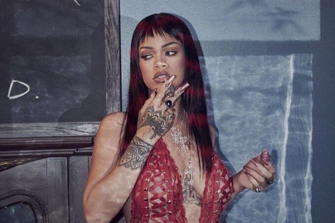¿Cuál es la moda en color de cabello este año? ¡Admira el fascinante estilo de Rihanna! Tendance capillaire 2022 graffiti hair