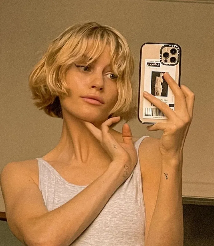 tendencia de cabello 2022 corte bob con flequillo de cortina boy bob peinado retro años 90