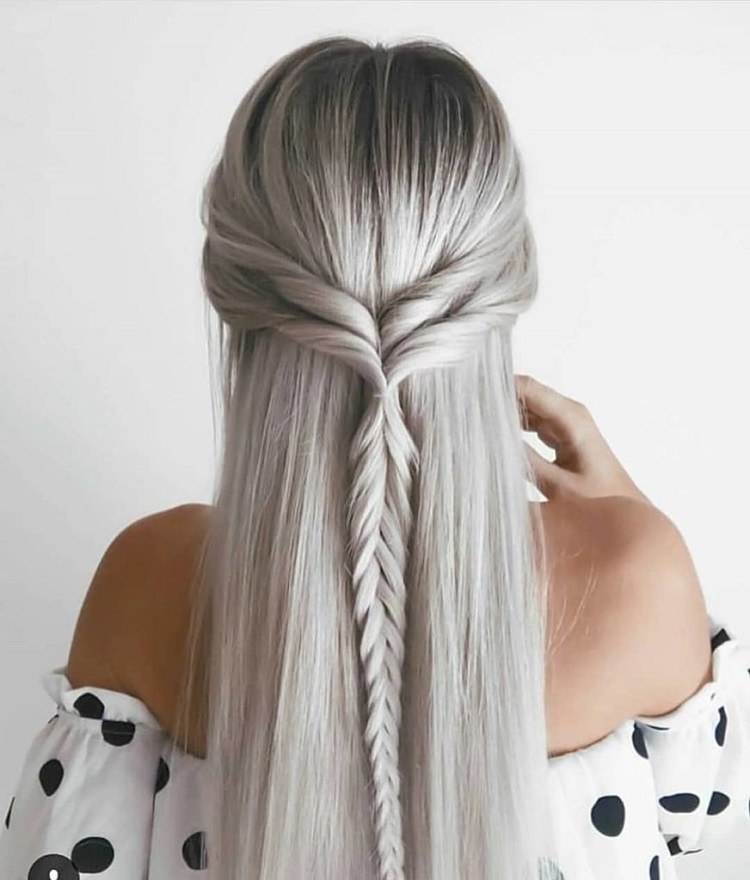 pelo medio recogido con una trenza de moda
