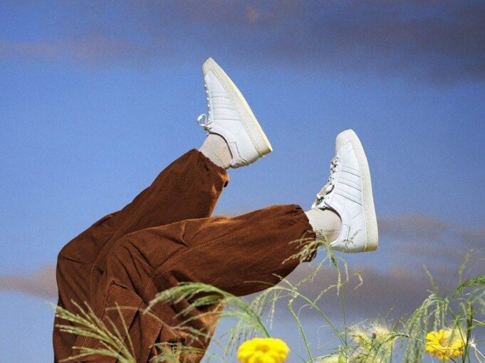 Zapatillas blancas ¿Cuál es la mejor forma de combinarlas? baskets blanches tendance 2022