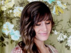 cheveux boucles frange lisse coiffure cheveux longs