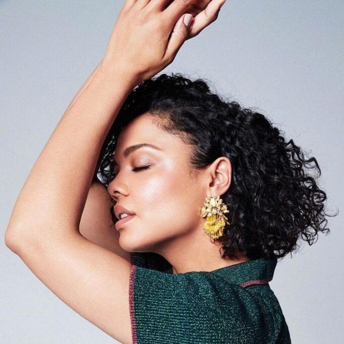 ¡Enfócate en las modelos más hermosas para inspirar tu próximo estilo de cabello! cheveux coupe carre boucle degrade 2022 femme avec frange mi long court ete