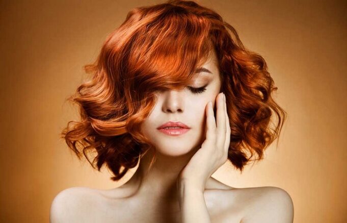 cheveux cuivres ondules dames peau claire
