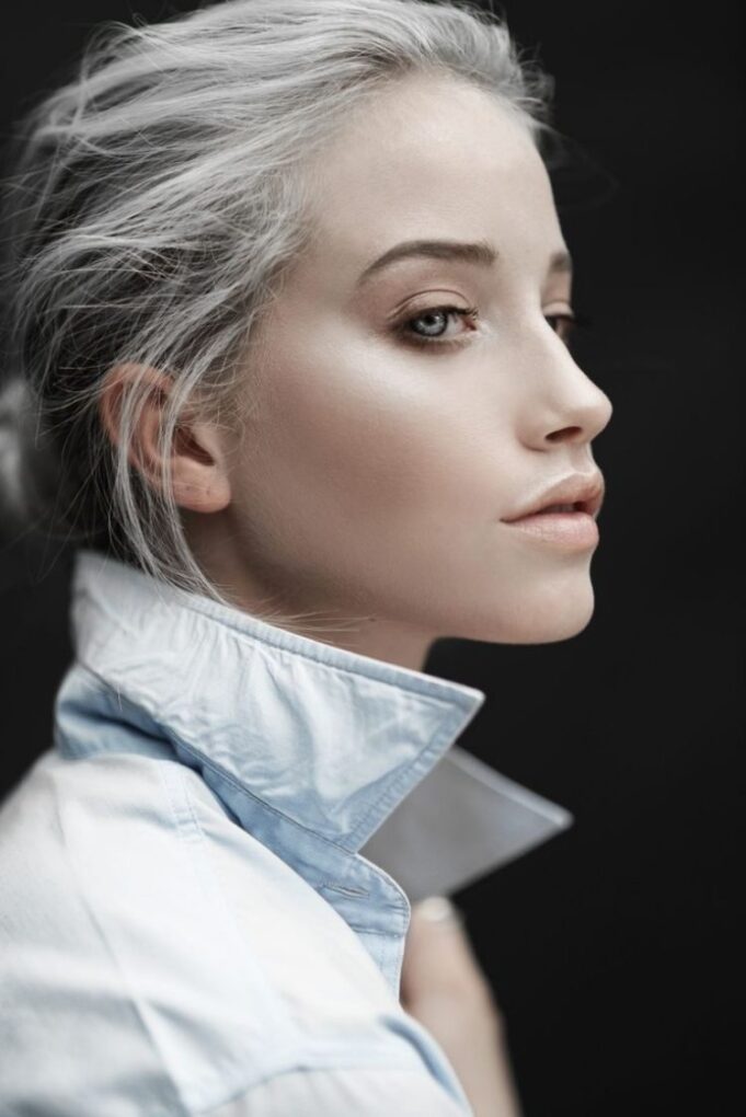 cheveux gris clair blond blanc maquillage nude mode 2016