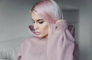 cheveux roses blond platine meche rose pastel