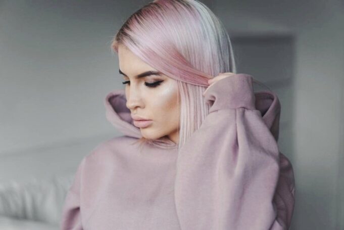 cheveux roses blond platine meche rose pastel