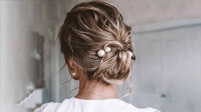 chignons cheveux courts chics faciles pice avec perles mariage