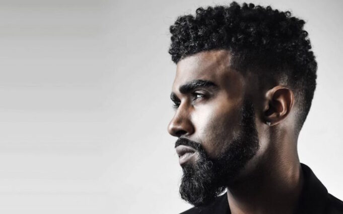 coiffure afro homme cheveux courts bouclés dégradé