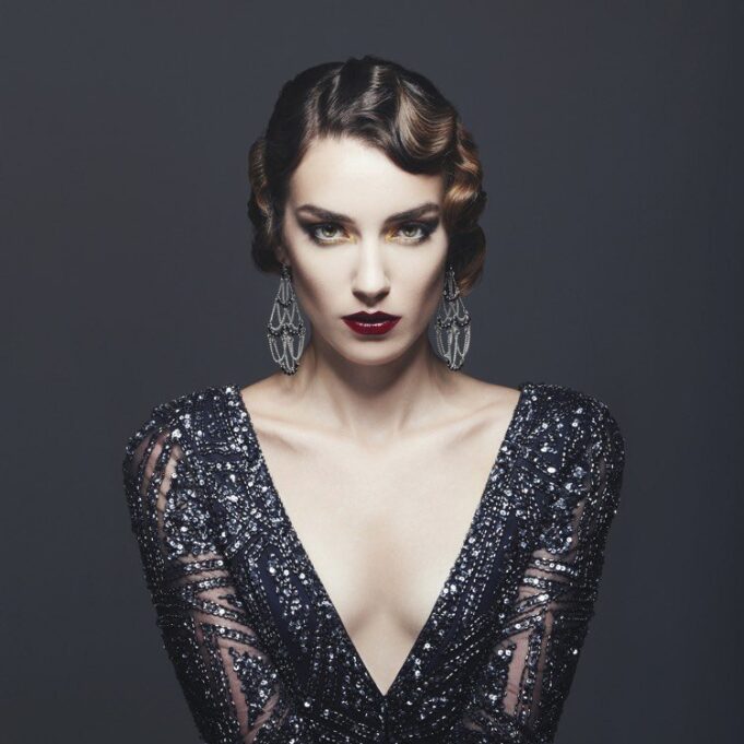 coiffure année 20 cheveux crantés courts