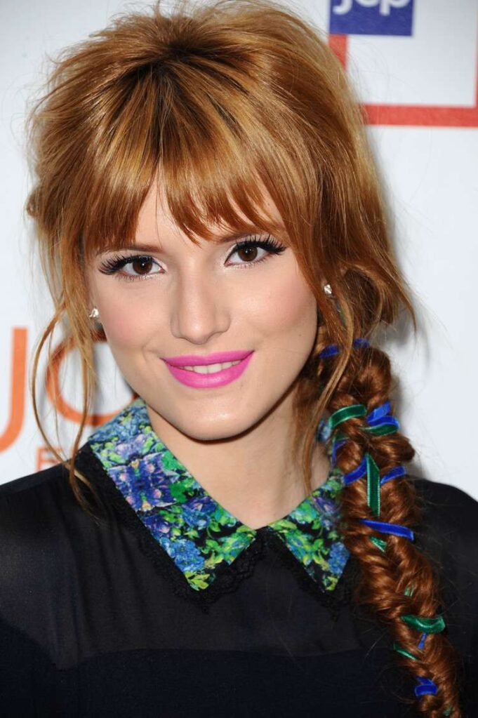 coiffure avec ruban tresse epi ruban Bella Thorne