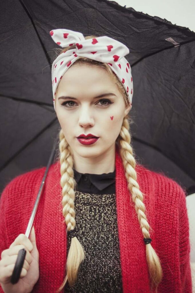 coiffure bandeau cheveux tresses bandana blanche coeurs rouges
