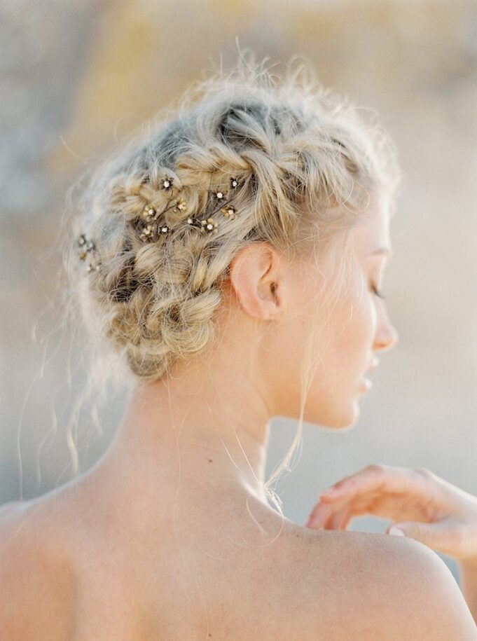 coiffure cheveux attachés mariée couronne tressée bijou fleurs
