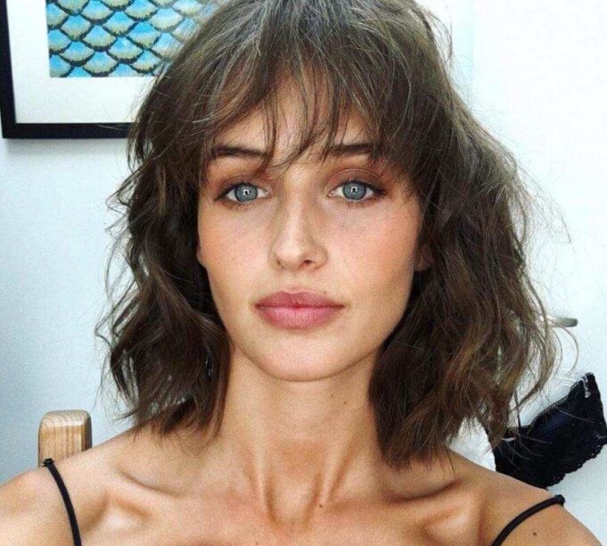 coiffure frange cheveux boucle tendance ete 2022 frange longue effilee