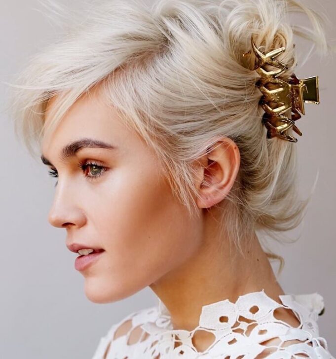 coiffure moderne avec pince crabe chignon décoiffé 1