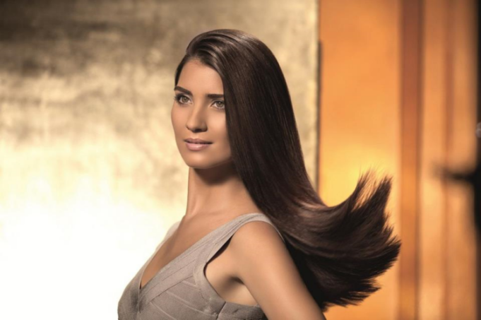 coiffure nouvel an brushing lisse cheveux longs