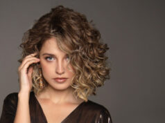 coiffure pour cheveux boucles carre degrade 2022