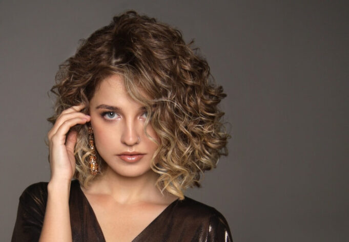 coiffure pour cheveux boucles carre degrade 2022