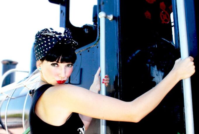coiffure rockabilly femme turban frange retro