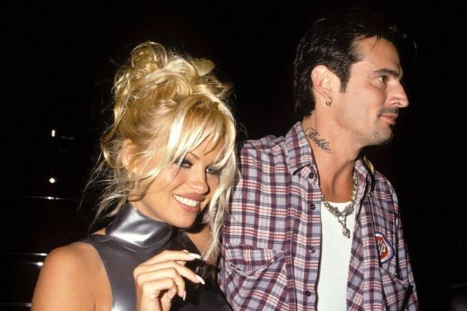 coiffure tendance femme printemps 2022 pamela anderson chignon decontracte
