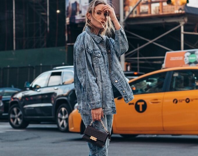comment adopter la tendance mode double denim qui habillera toutes les silhouettes ce printemps 202