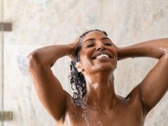 comment laver les cheveux frises et boucles trucs astuces routine belles boucles