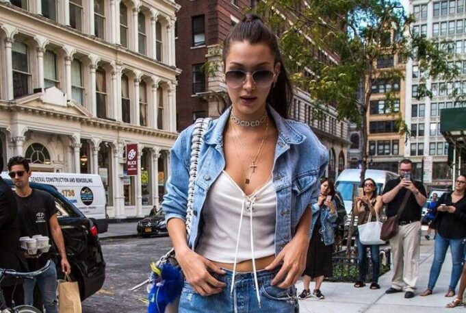comment porter la veste cropped en jean tendance double denim comme bella hadid