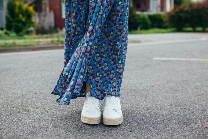 comment porter une robe avec des baskets 2022