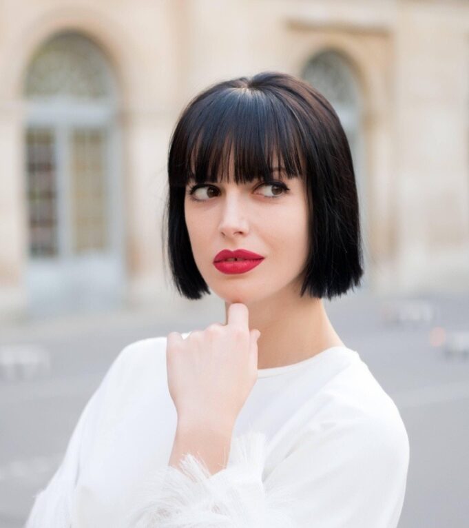 coupe carré court avec frange émoussée tendance coiffure automne 2021