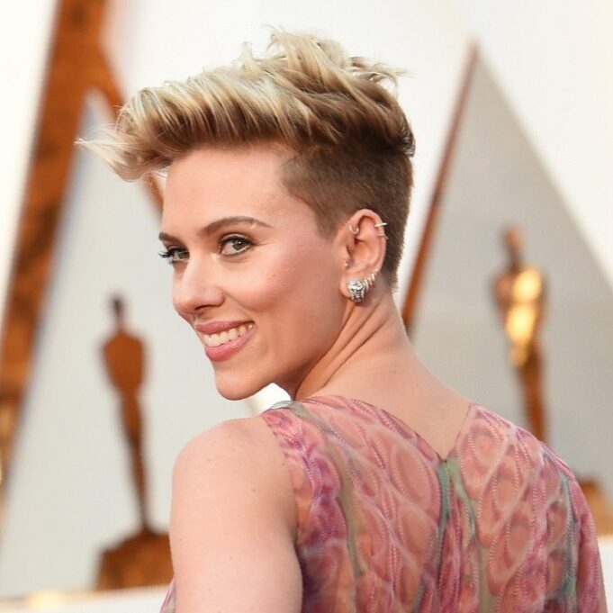 coupe cheveux courte femmes tendances capillaire coupe pixie decoiffee blond platine