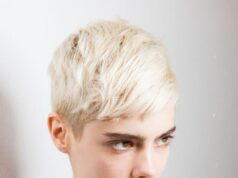 coupe courte femme boyish legerement degradee blond platine