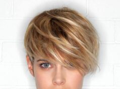 coupe de cheveux courte femme pixie cut ramenée devant cheveux courts blonds
